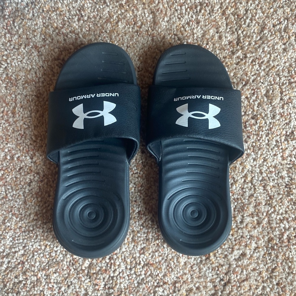 Kids Under armour sandal slides size 1Y.  Never worn